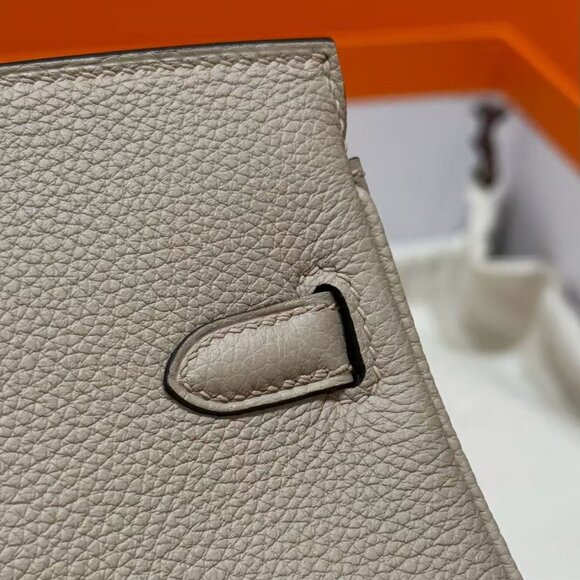 Classic Hermes Bag: A Stylish and Versatile Choice for Elegance - Picture 5 of 6